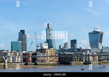 Wahrzeichen von Bürogebäuden auf die Skyline von London gesehen aus dem südlichen Ufer der Themse. Stockfoto