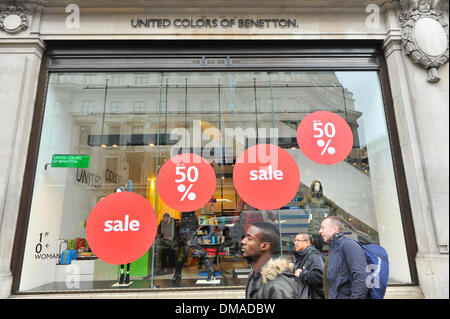 Oxford Street, London, UK. 13. Dezember 2013. 50 % Rabatt unterschreibt bei Benetton auf der Oxford Street. Bildnachweis: Matthew Chattle/Alamy Live-Nachrichten Stockfoto