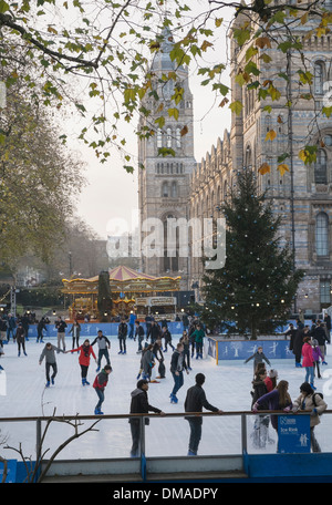 Schlittschuhlaufen im Natural History Museum South Kensington London Großbritannien Stockfoto