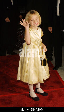 3. Dezember 2001 - Beverly Hills, CALIFORNIA, USA - DAKOTA FANNING. ICH BIN SAM - PREMIERE. BEVERLY HILLS, KALIFORNIEN. 3. DEZEMBER 2001. NINA PROMMER / 2001 K23527NP (Kredit-Bild: © Globe Photos/ZUMAPRESS.com) Stockfoto