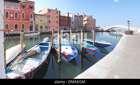 Alte hölzerne Boote im Kanal Chioggia, Italien Stockfoto