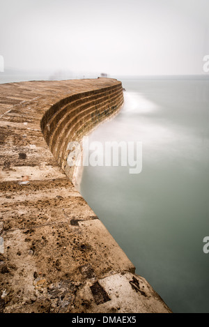 Abstrakte Landschaft Langzeitbelichtung Lyme Regis Cobb Meer Verteidigung Stockfoto