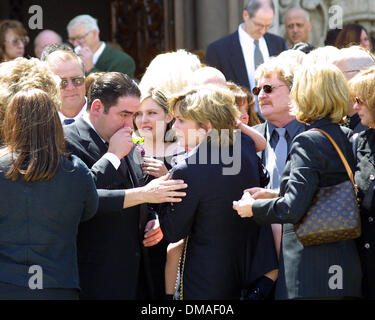 19. April 2002 - Hollywood, Kalifornien, USA - EMERIL LAGASSE und HEATHER MENZIES... TRAUERFEIER FÜR SCHAUSPIELER ROBERT URICH. ST CHARLES KATHOLISCHE KIRCHE, NORTH HOLLYWOOD, KALIFORNIEN. 19. APRIL 2002. NINA PROMMER / 2002 K24751NP (Kredit-Bild: © Globe Photos/ZUMAPRESS.com) Stockfoto