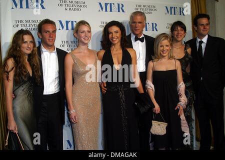 29. September 2002 - Beverly Hills, Kalifornien, USA - TED DANSON und MARY STEENBURGEN mit ihren Kindern... MUSEUMOFTELEVISION UND RADIO-GALA. REGENT BEVERLY WILSHIRE HOTEL, BEVERLY HILLS, KALIFORNIEN. 29. SEPTEMBER 2002. NINA PROMMER / 2002 K26436NP (Kredit-Bild: © Globe Photos/ZUMAPRESS.com) Stockfoto