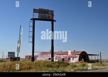 Verlassene Straßencafé Zeichen und baufälligen Scheune an der alten Route 66 Stockfoto