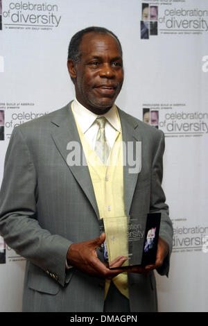 28. Oktober 2002 - Beverly Hills, CALIFORNIA, USA - DANNY GLOVER... FEST DER VIELFALT. IM BESITZ DER PRODUCERS GUILD OF AMERICA. REGENT BEVERLY WILSHIRE HOTEL, BEVERLY HILLS, KALIFORNIEN. 28. OKTOBER 2002. NINA PROMMER / 2002.26947NP (Kredit-Bild: © Globe Photos/ZUMAPRESS.com) Stockfoto