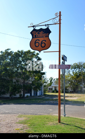 Phillips 66 Tankstelle McLean, Texas auf der alten Route 66. Alten Wegweiser Stockfoto