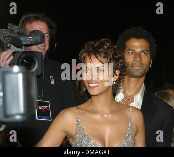 11. November 2002 - Los Angeles, Kalifornien, USA - HALLE BERRY und ERIC BENET-... DIE ANOTHER DAY - JAMES BOND PREMIERE-. SHRINE AUDITORIUM, LOS ANGELES, CA-. 11. NOVEMBER 2002-. NINA PROMMER / 2002 K27111NP (Kredit-Bild: © Globe Photos/ZUMAPRESS.com) Stockfoto