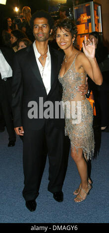 12. November 2002 - Los Angeles, Kalifornien, USA - HALLE BERRY und Ehemann ERIC BENET -... DIE ANOTHER DAY - JAMES BOND PREMIERE-. SHRINE AUDITORIUM, LOS ANGELES, CA-. 11. NOVEMBER 2002-. NINA PROMMER / 2002 K27111NP. *** U. S Rechte nur * (Kredit-Bild: © Globe Photos/ZUMAPRESS.com) Stockfoto