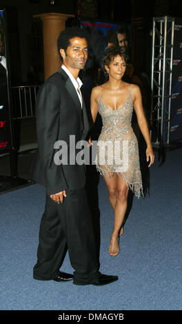 12. November 2002 - Los Angeles, Kalifornien, USA - HALLE BERRY und Ehemann ERIC BENET -... DIE ANOTHER DAY - JAMES BOND PREMIERE-. SHRINE AUDITORIUM, LOS ANGELES, CA-. 11. NOVEMBER 2002-. NINA PROMMER / 2002 K27111NP. *** U. S Rechte nur * (Kredit-Bild: © Globe Photos/ZUMAPRESS.com) Stockfoto