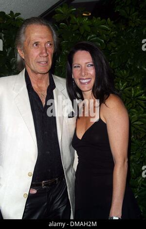 24. November 2002 - Beverly Hills, Kalifornien, USA - DAVID CARRADINE und ANNIE BIERBAUM... 21. K27254NP NORBY WALTERS PRE-JAHRESURLAUB WEIHNACHTSFEIER. DIE MÖNCH-VEREIN, BEVERLY HILLS, KALIFORNIEN. 24. NOVEMBER 2002. NINA PROMMER / 2002 (Kredit-Bild: © Globe Photos/ZUMAPRESS.com) Stockfoto