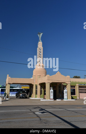 U Drop Inn, Shamrock, Texas. Route 66 Art-Deco-Ikone Conoco Turm und U Drop Cafe Stockfoto