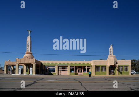 U Drop Inn, Shamrock, Texas. Route 66 Art-Deco-Ikone Conoco Turm und U Drop Cafe Stockfoto