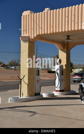 U Drop Inn, Shamrock, Texas. Route 66 Art-Deco-Ikone Conoco Turm und U Drop Cafe Stockfoto