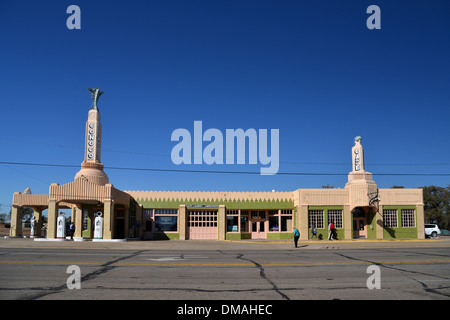 U Drop Inn, Shamrock, Texas. Route 66 Art-Deco-Ikone Conoco Turm und U Drop Cafe Stockfoto