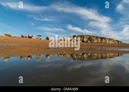 Silbermöwe über die Fischereiflotte fliegen, Stade Strand. Alte hastings Stadt Stockfoto