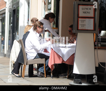 Sean Bean Essen Mittagessen im Freien mit 3 Begleiterinnen in Covent Garden London, England - 16.08.12 Stockfoto