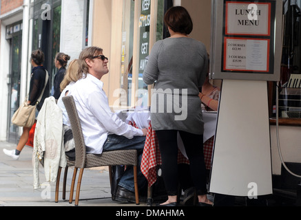 Sean Bean Essen Mittagessen im Freien mit 3 Begleiterinnen in Covent Garden London, England - 16.08.12 Stockfoto