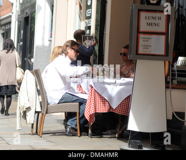 Sean Bean Essen Mittagessen im Freien mit 3 Begleiterinnen in Covent Garden London, England - 16.08.12 Stockfoto