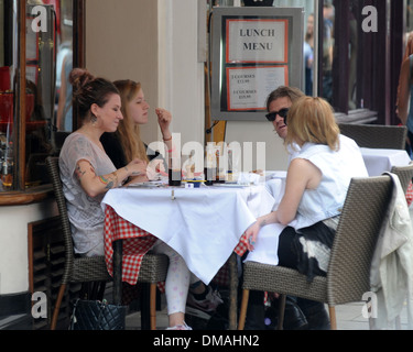 Sean Bean Essen Mittagessen im Freien mit 3 Begleiterinnen in Covent Garden London, England - 16.08.12 Stockfoto