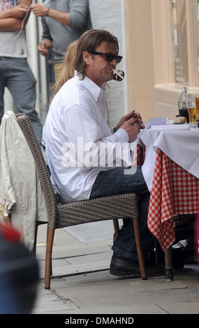 Sean Bean Essen Mittagessen im Freien mit 3 Begleiterinnen in Covent Garden London, England - 16.08.12 Stockfoto