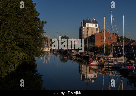 Die Stadt Söderköping betrachtet von M/S Wilhelm Tham auf dem Göta-Kanal. Schweden Stockfoto