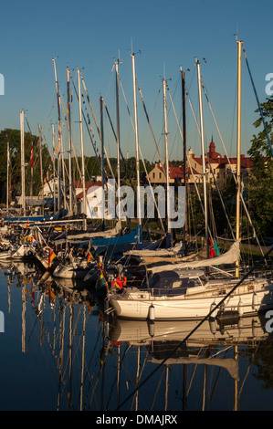 Die Stadt Söderköping betrachtet von M/S Wilhelm Tham auf dem Göta-Kanal. Schweden Stockfoto