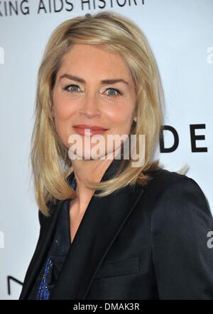 Los Angeles, CA, USA. 12. Dezember 2013. Sharon Stone im Ankunftsbereich für AmfAR Inspiration Gala, Milch Studio, Los Angeles, CA 12. Dezember 2013 Credit: © Dee Cercone/Everett Collection/Alamy Live News Stockfoto