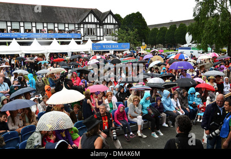 Atmosphäre Blossom Hill Dublin Horse Show - Damen-Tag-Dublin, Irland - 16.08.12 Stockfoto