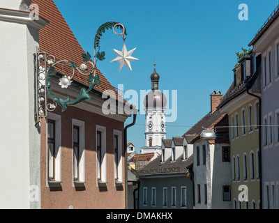 Landberg Lech, Streetview mit Maria Himmelfahrt Kirche im Hintergrund, Bayern, Deutschland Stockfoto