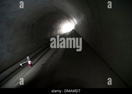 Breakdance im tunnel Stockfoto