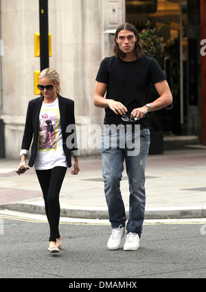 Liverpool Sturmer Andy Carroll Lasst San Carlo Restaurant In Liverpool Nach Etwas Zu Essen Mit Seiner Freundin Stacey Miller Stockfotografie Alamy