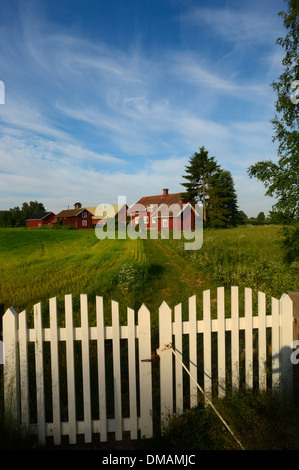 Typisch schwedische rote farbige Bauernhaus neben dem Göta-Kanal. Schweden Stockfoto