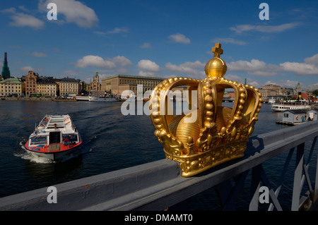 Goldene Krone auf Skeppsholmsbron Brücke, Skeppsholmen, Stockholm, Schweden Stockfoto
