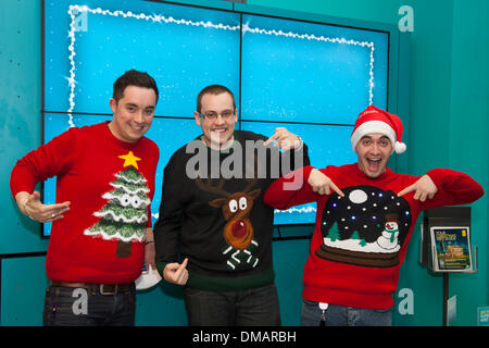 Liverpool, Merseyside, UK. 13. Dezember, 2013. Christus Perryman, 29 Louie Payton, 20, und Gareth Symms 29, trug Yuletide woollies Santa Jumper Tag Personal zur Unterstützung der Macmillan' tragen ihre Xmas Jumper Tag'. Die Kampagne wurde in Zusammenarbeit mit SAFT FM und half, wichtige Mittel für diejenigen Menschen, die mit Krebs in der Merseyside Bereich anheben. Das Stadtzentrum inszeniert eine "tragen Sie ein Weihnachten Jumper' Event einen Monat lange Kampagne größten Online Foto Album der Welt der Menschen tragen Weihnachten Jumper zu erstellen zu öffnen. Stockfoto