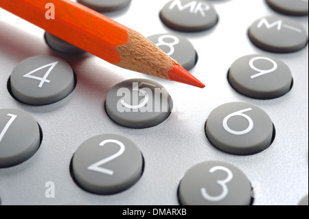 roter Buntstift auf Finanz-Taschenrechner Stockfoto