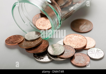 Nahaufnahme von englischen Geldmünzen und Stau JAR England Vereinigtes Königreich GB Großbritannien Stockfoto