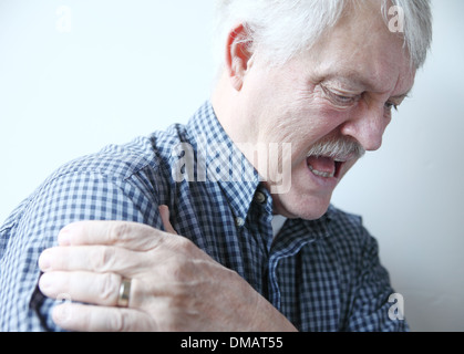 ältere Menschen mit Schmerzen in der Schulter Stockfoto