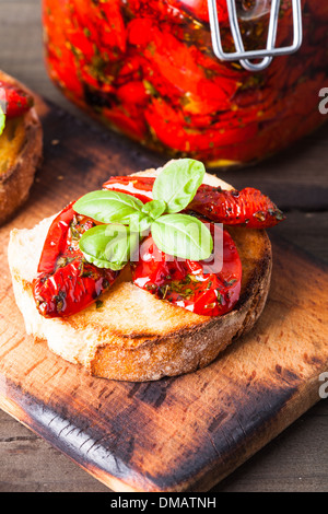 Bruschetta mit getrockneten Tomaten, Basilikum und Knoblauch Stockfoto