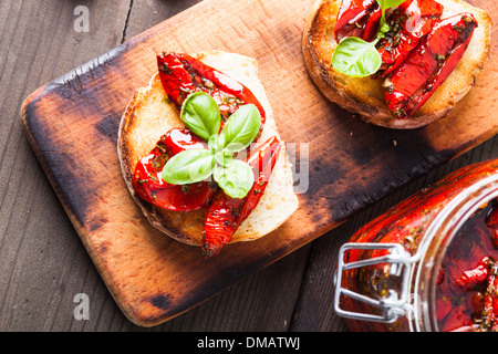 Bruschetta mit getrockneten Tomaten, Basilikum und Knoblauch Stockfoto