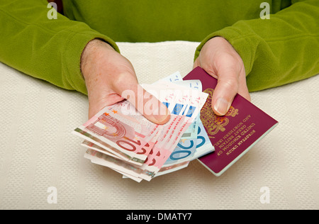 Nahaufnahme von Mann Hände halten Euro-Euro-Noten europäischen Geldscheine Banknoten und britischer Pass England UK United Großbritannien GB Großbritannien Stockfoto