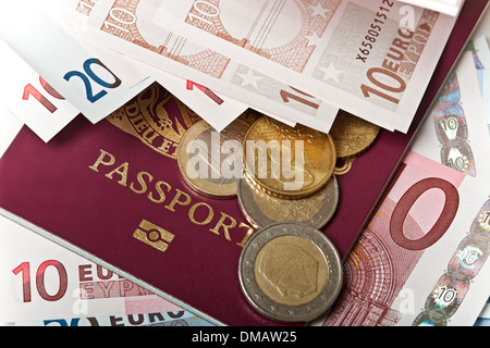 Nahaufnahme des britischen Reisepasses mit Euro-Münzen und Banknoten Euro-Bargeld-Banknoten-Banknoten Stockfoto