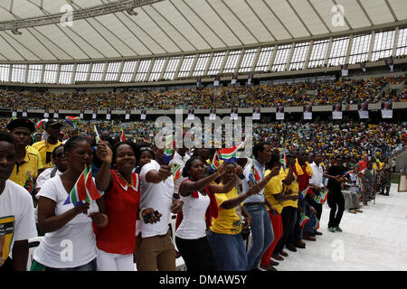 Durban, Südafrika. 13. Dezember 2013. Durbans Moses Mabhida Stadion füllte sich mit Menschen, das Leben von Nelson Mandela in einem Denkmal, das Symbol zu feiern, die am 5. Dezember im Alter von 95 Jahren verstorben. Bild: Giordano Stolley/Alamy Live-Nachrichten Stockfoto