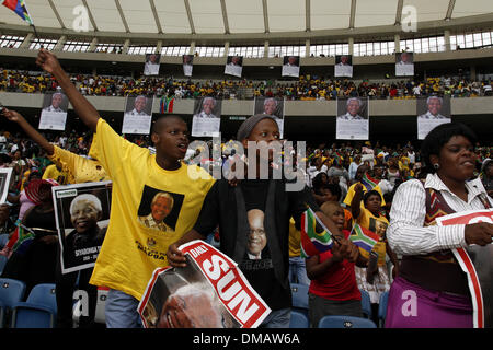 Durban, Südafrika. 13. Dezember 2013. Durbans Moses Mabhida Stadion füllte sich mit Menschen, das Leben von Nelson Mandela in einem Denkmal, das Symbol zu feiern, die am 5. Dezember im Alter von 95 Jahren verstorben. Bild: Giordano Stolley/Alamy Live-Nachrichten Stockfoto