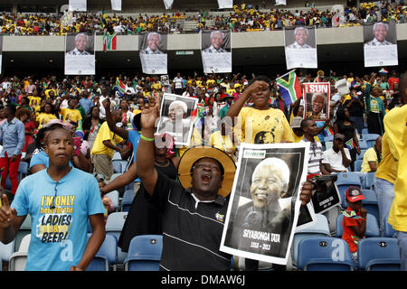 Durban, Südafrika. 13. Dezember 2013. Durbans Moses Mabhida Stadion füllte sich mit Menschen, das Leben von Nelson Mandela in einem Denkmal, das Symbol zu feiern, die am 5. Dezember im Alter von 95 Jahren verstorben. Bild: Giordano Stolley/Alamy Live-Nachrichten Stockfoto