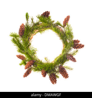 Adventskranz aus Fichte Zweige mit Zapfen Stockfoto