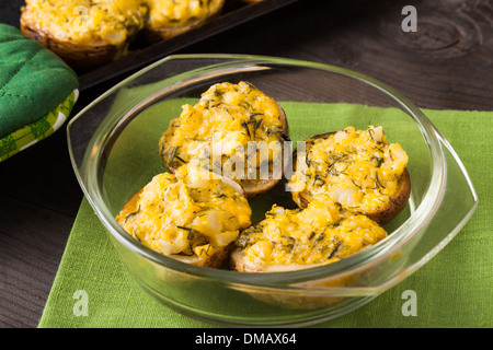 Gefüllte Ofenkartoffel mit Eiern, Käse und Gewürze Stockfoto