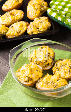 Gefüllte Ofenkartoffel mit Eiern, Käse und Gewürze Stockfoto