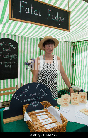 Frau verkaufen Fudge in Kingsbridge Farmers Market, Kingsbridge, Devon, UK Stockfoto