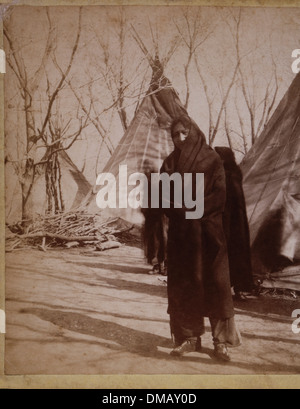 Sitting Bull, verpackt in Decke in der Nähe von Tipis auf Reservierung, Fort Randall, Dakota Territorien, 1882 Stockfoto